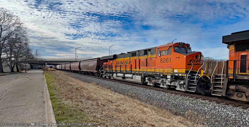 BNSF 8261